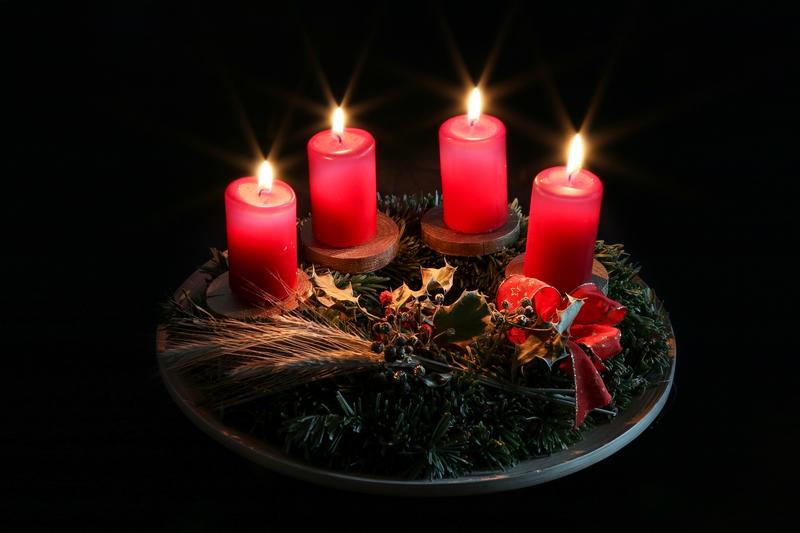 Zapálený adventní věnec se svíčkami